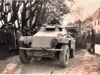 Predaja tehnike stare jugoslavenske vojske novoj vlasti 1941. godine u gradskom parku u Petrinji.